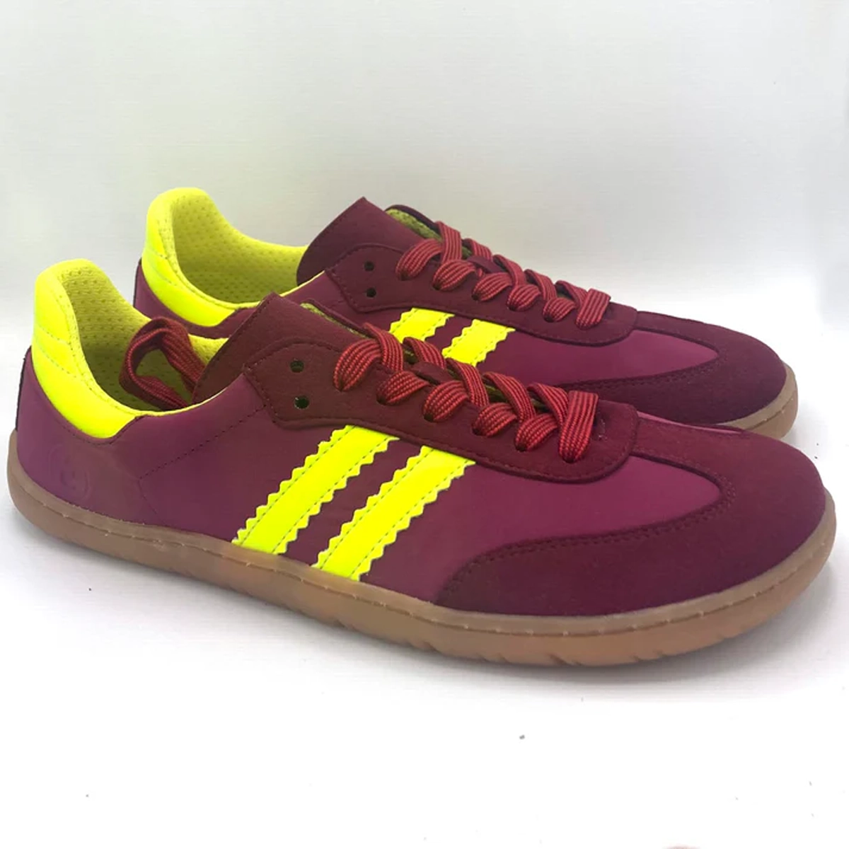 Deportiva respetuosa Coqueflex Samba Cereza para mujer, vista lateral con suela blanca flexible y puntera ancha