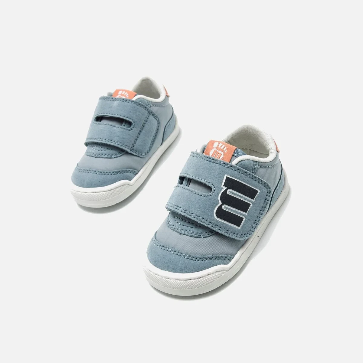 Vista superior de las zapatillas Mustang Free Baby en azul, con doble velcro, puntera reforzada y diseño ergonómico.