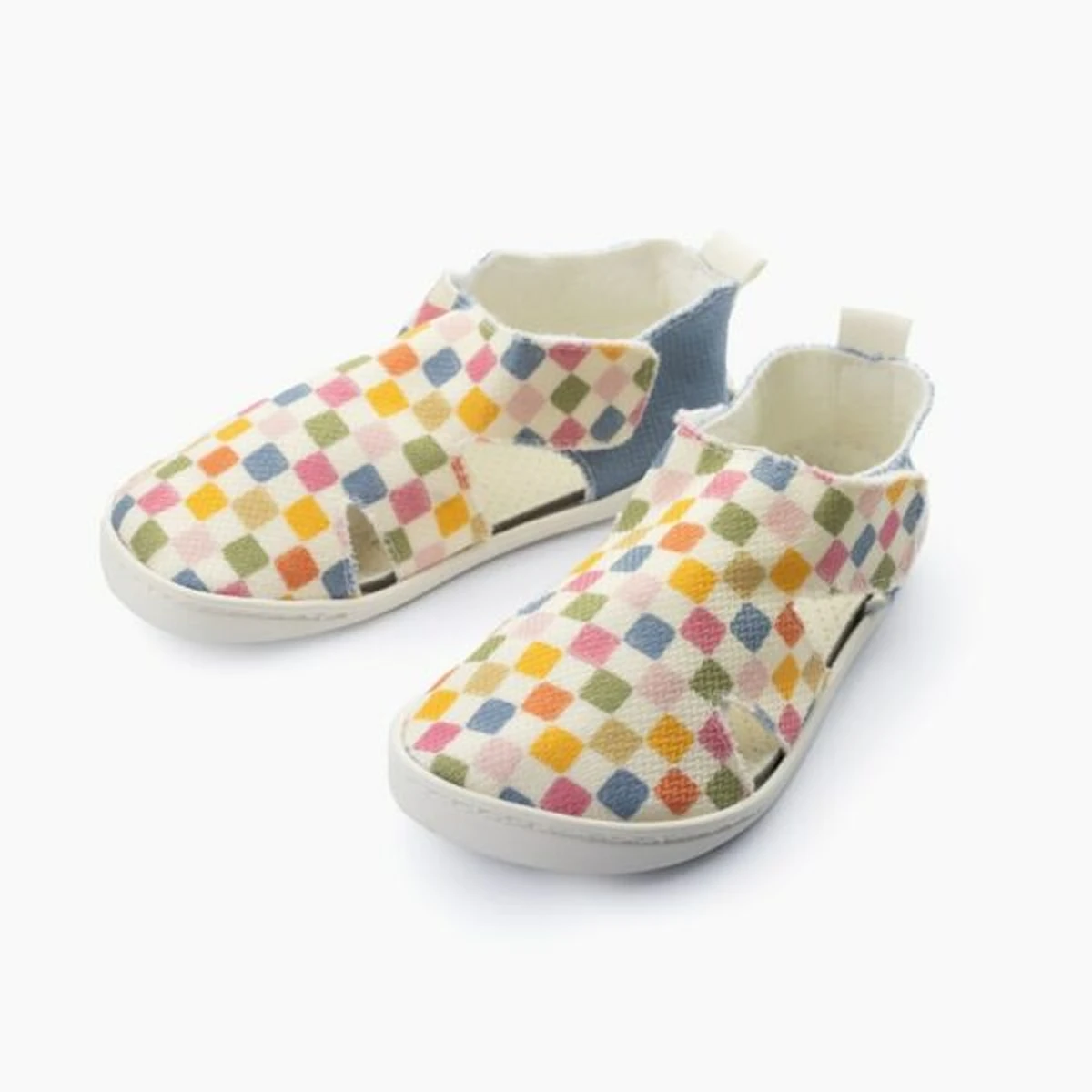 Par de sandalias respetuosas niño Baby Lobitos con estampado de rombos multicolor, puntera cubierta y estructura flexible para libertad de movimiento.