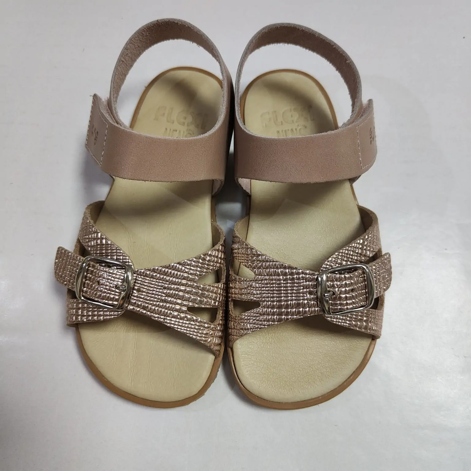 Sandalia tipo bio nude con cierre velcro y hebilla decorativa