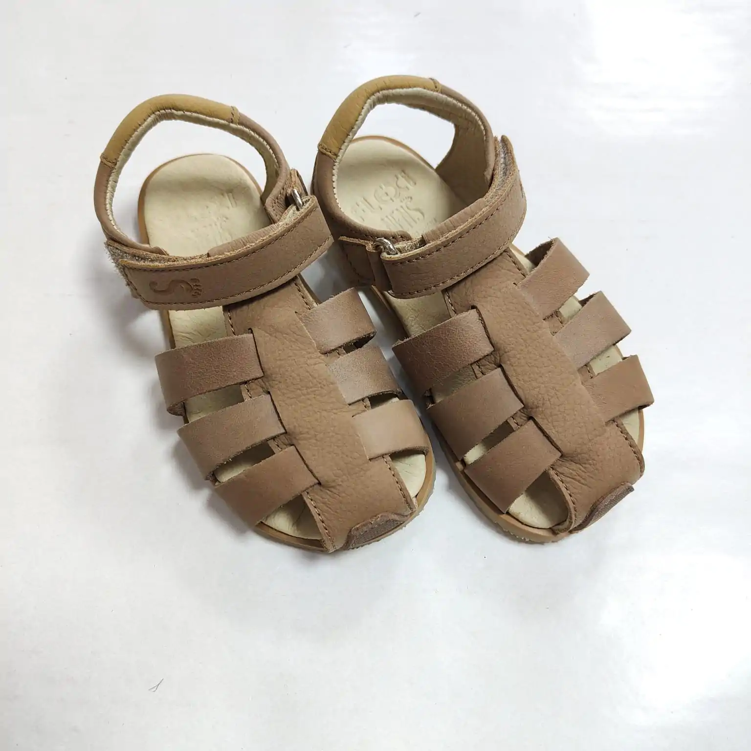 Sandalia romana camel niño, diseño clásico con velcro