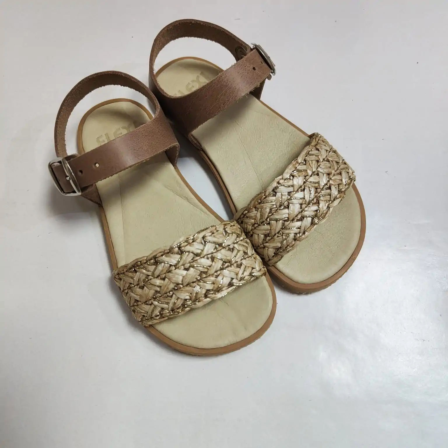 Sandalias respetuosas niña en tono taupe con cierre ajustable de hebilla y diseño de tira tejida