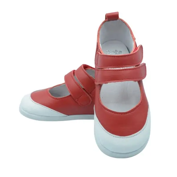 Merceditas respetuosas en color rojo para niñas, diseño con cierre de velcro doble, puntera reforzada blanca y acabado suave.