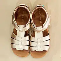 Sandalias de calzado barefoot infantil con puntera ancha