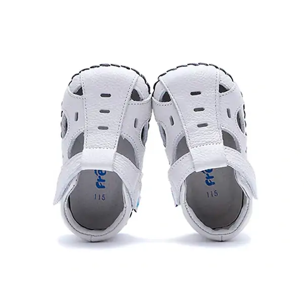 Vista superior de la sandalia Aqua en color blanco Freycoo, sandalias respetuosas niño con diseño ergonómico y cierre de velcro.