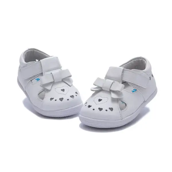 Sandalias respetuosas bebé Freycoo en blanco con detalles de corazones y moño
