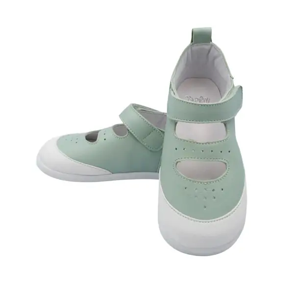 Sandalias respetuosas niño Blandy Shoes en verde mint, diseño infantil con puntera reforzada blanca y cierre ajustable de velcro.