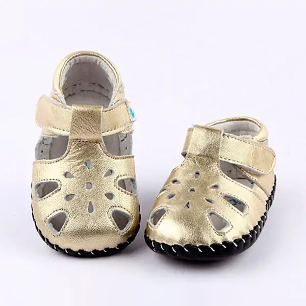 Sandalias respetuosas bebé modelo Marilyn en color oro, con cierre ajustable y suela flexible