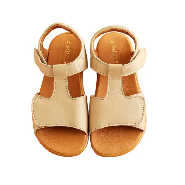 Sandalias respetuosas niño Origen en color beige, diseño minimalista y ergonómico.