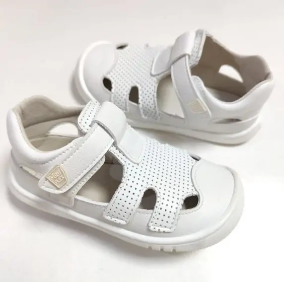 Sandalia Piruflex en color blanco para niños, con diseño ergonómico, perforaciones transpirables y cierre de velcro ajustable para mayor comodidad.