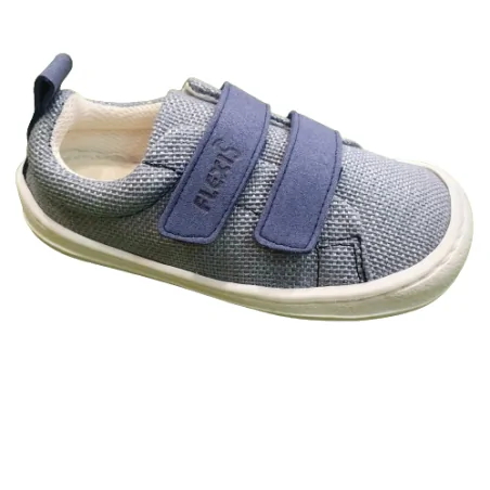 Deportivas respetuosas niño Flexinens en microfibra azul con suela blanca flexible y cierre de velcro doble.