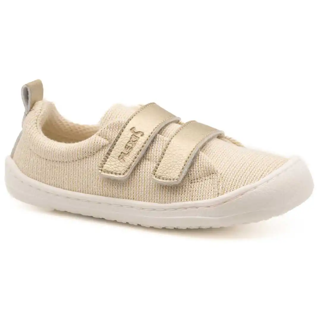 Zapatilla deportiva de microfibra en color cava, calzado respetuoso y flexible con cierre de velcro, suela antideslizante y diseño ergonómico para bebés.