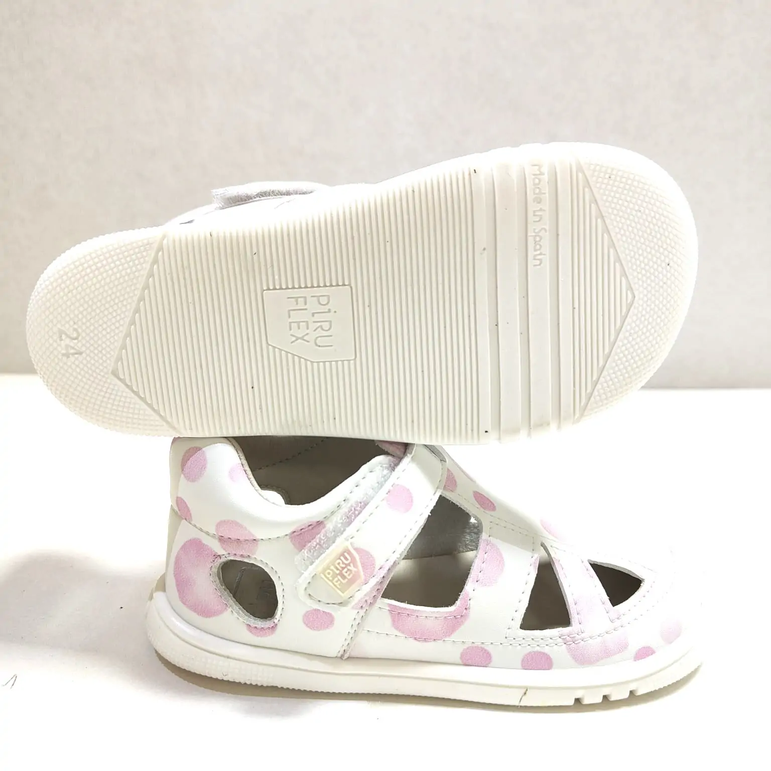 Detalle de cierre velcro en sandalias respetuosas niño