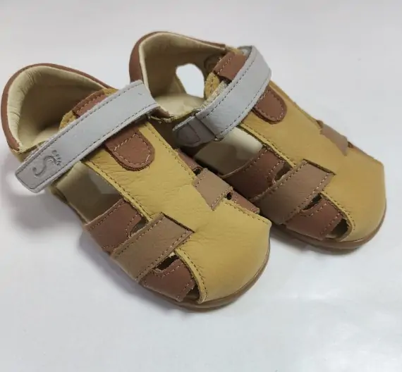 Sandalia piel camel y mostaza para niño, cierre ajustable y comodidad