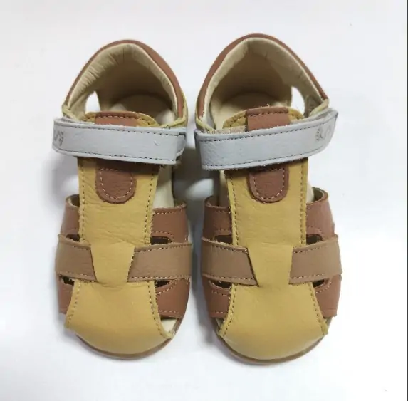 Sandalia respetuosa niño color mostaza, diseño ergonómico y suela flexible