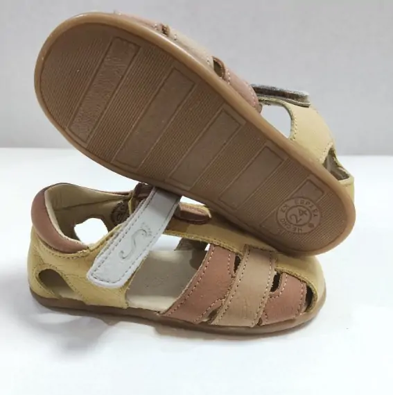 Sandalia infantil mostaza, diseño flexible y ergonómico para mayor confort