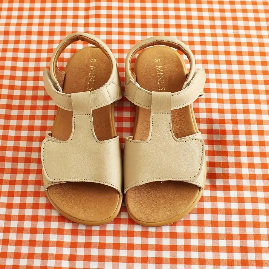 Sandalias respetuosas niño Origen en color beige, diseño respetuoso y ergonómico.