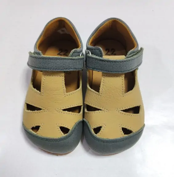 Sandalia Sandala Jungle en color mostaza y verde, con diseño ergonómico y cierre de velcro, ideal para sandalias respetuosas niño.