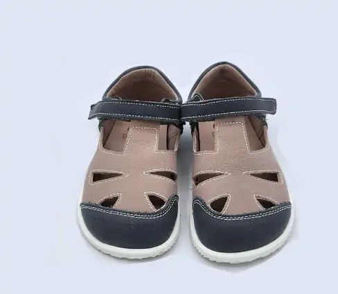 Sandalias respetuosas niño Sandala Pink Smoke, calzado infantil ergonómico con cierre de velcro y suela flexible.