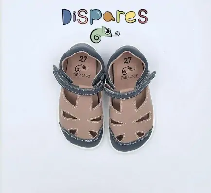 Vista superior de las sandalias respetuosas niño Sandala Pink Smoke, destacando el diseño ergonómico y los tonos rosa y gris.