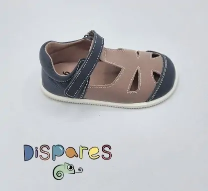 Detalle de las sandalias respetuosas niño Sandala Pink Smoke, calzado infantil con materiales transpirables y suela flexible.