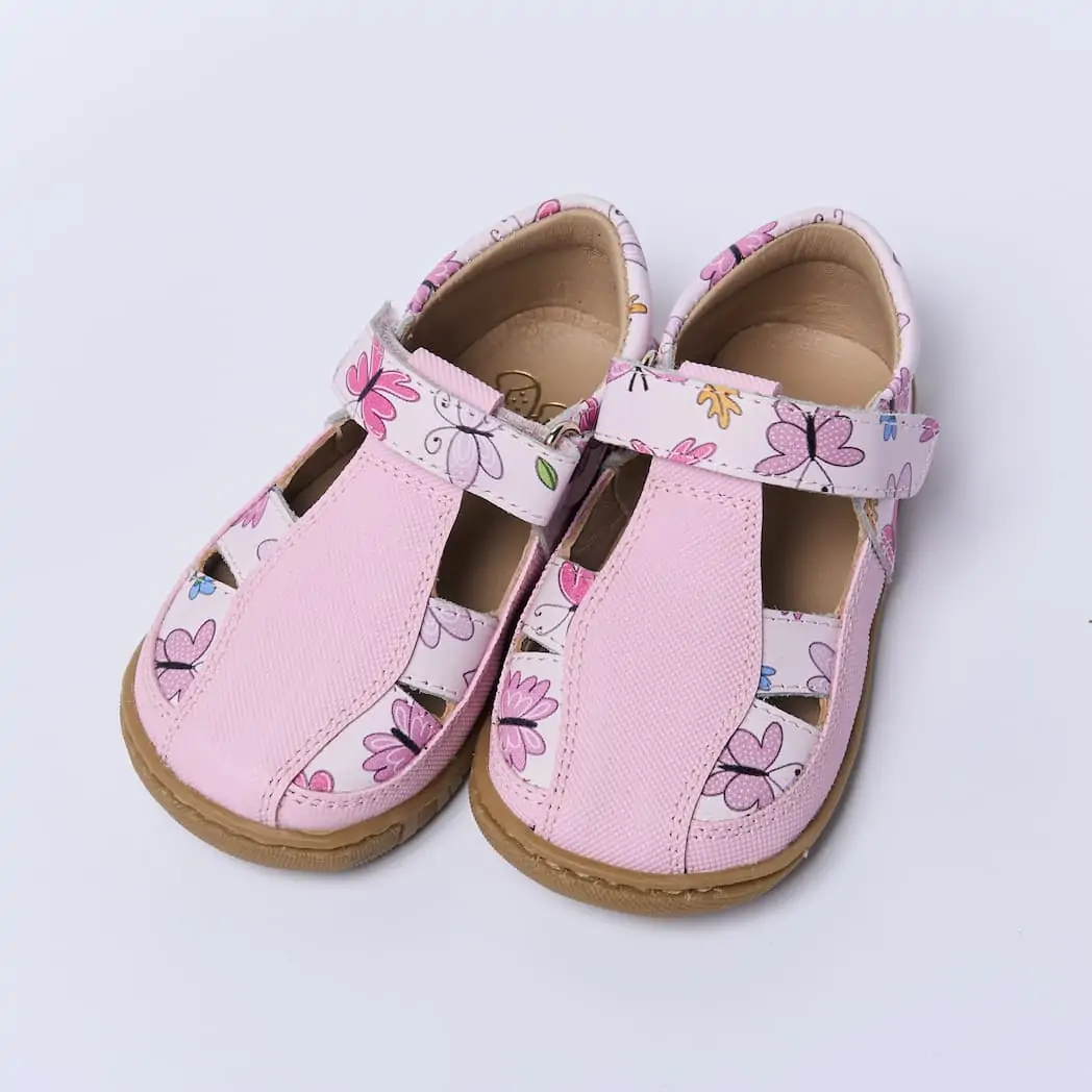 Sandalias Giralda de Zapato Molón con diseño de mariposas en tonos rosas y detalles florales, suela flexible y ajuste ergonómico ideal para niñas.