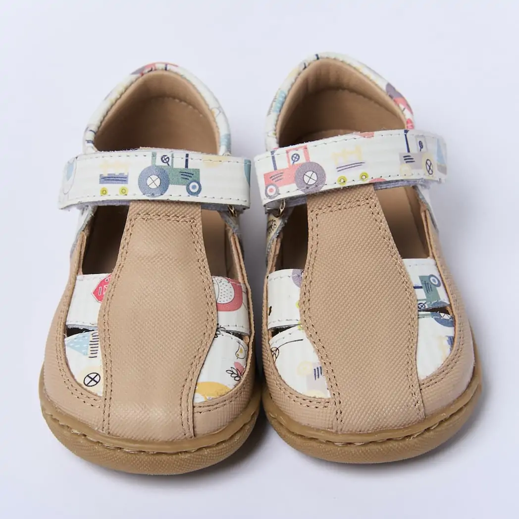 Sandalia infantil Giralda con estampado de tractores, suela flexible y cierre velcro