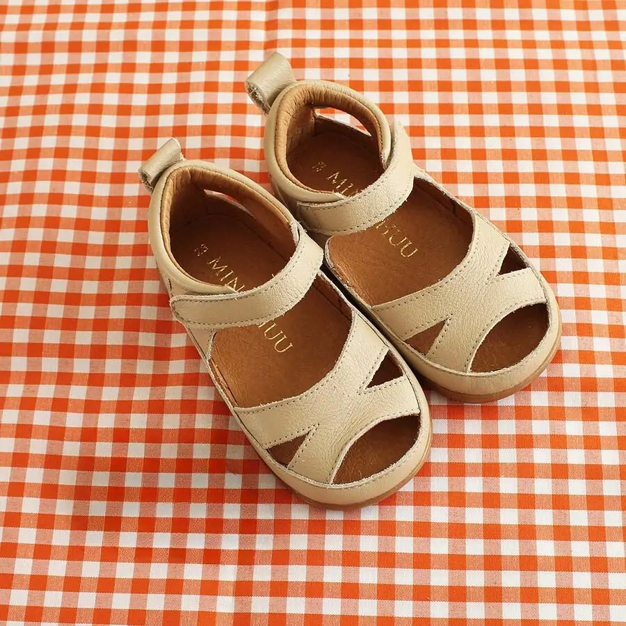 Sandalias respetuosas bebé Origen en color beige, diseño ergonómico con doble cierre de velcro y suela flexible