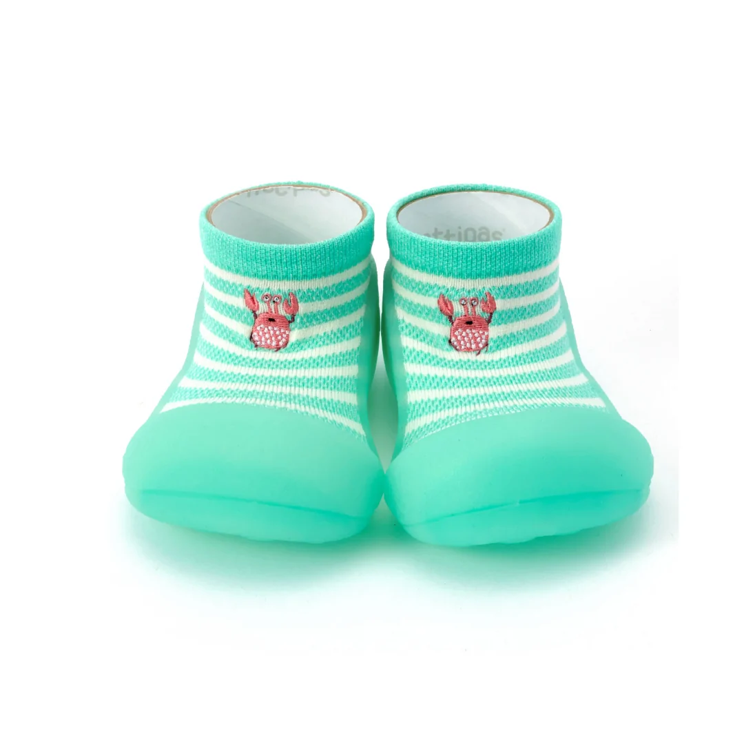 Zapatos respetuosos bebé Attipas Crab Mint en color menta con rayas blancas y detalle de cangrejo rojo