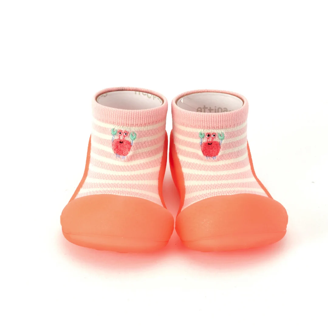 Zapatillas respetuosas bebé Attipas Crab Peach en color melocotón con diseño de cangrejo