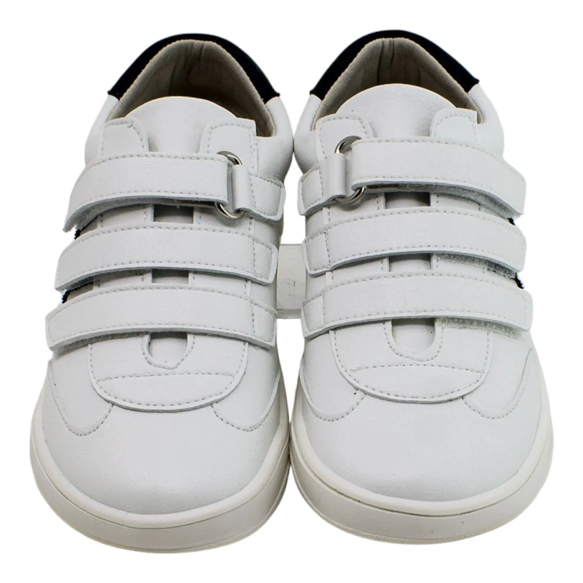 Vista frontal de zapatillas respetuosas blanco con detalles azul marino