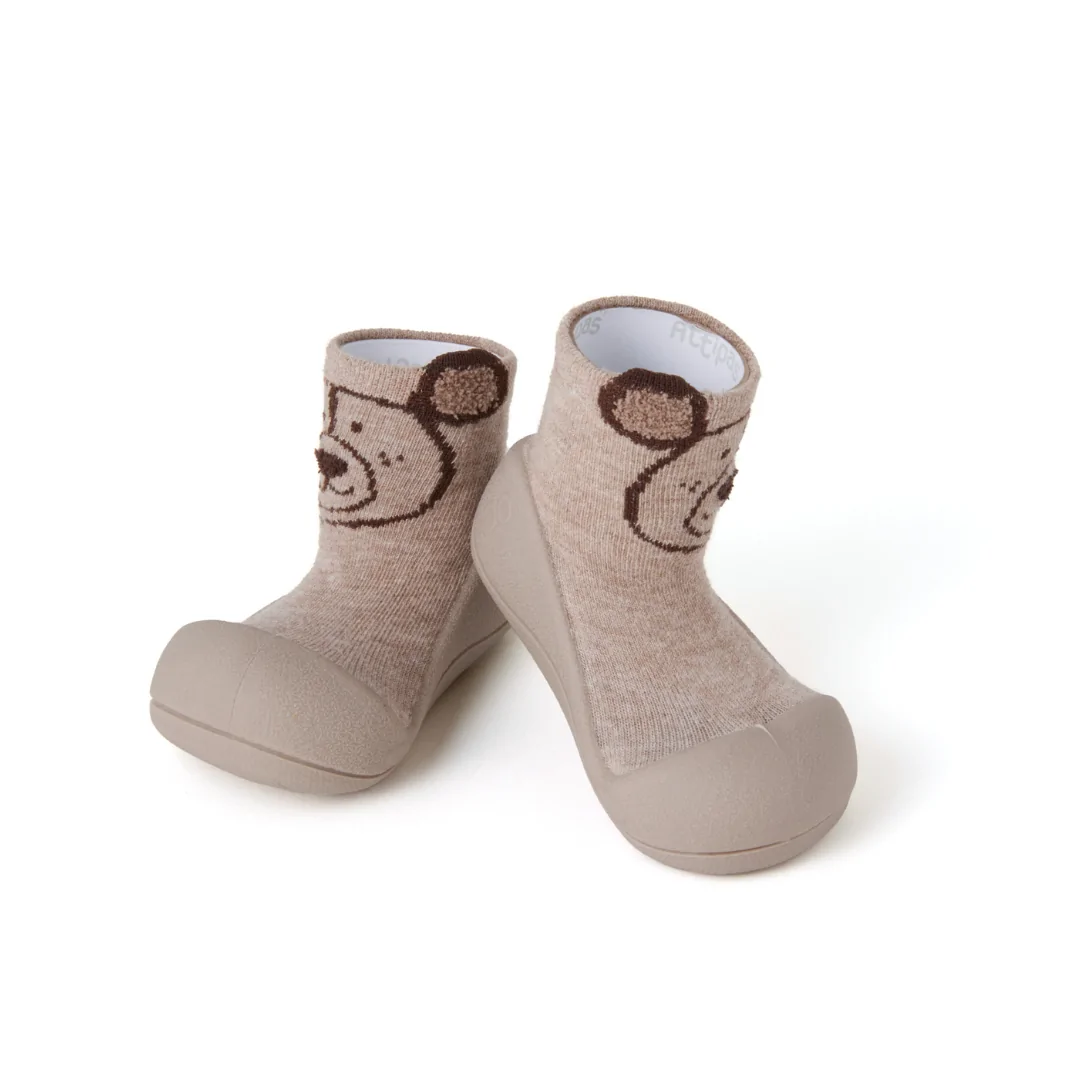 Zapatillas respetuosas bebe Attipas Teddy Beige con diseño de osito en tonos marrones, suela flexible y ergonómica