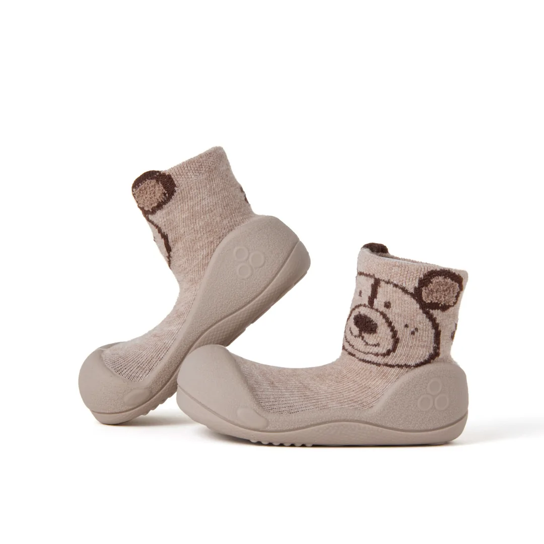 Zapatillas respetuosas bebe Attipas Teddy Beige con diseño de osito, suela flexible y tejido suave en tonos marrones