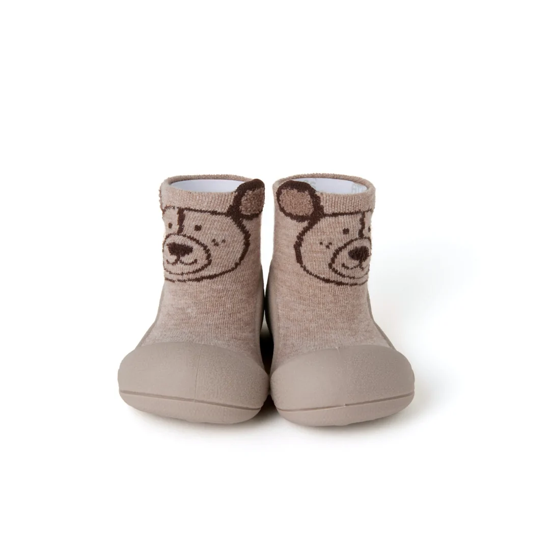 Zapatillas respetuosas bebe Attipas Teddy Beige con diseño de osito en tonos marrones, suela flexible y tejido suave