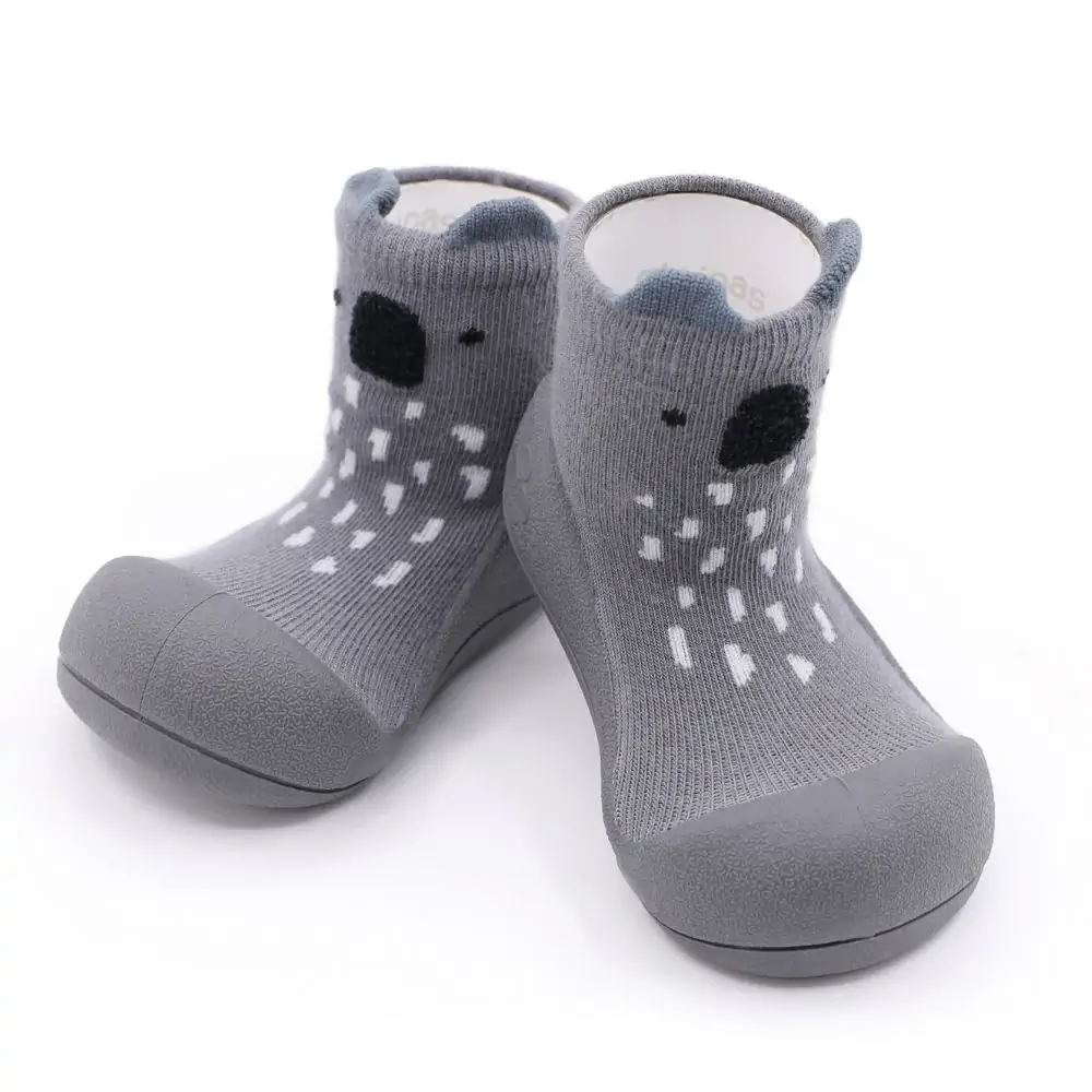 Zapatillas respetuosas Attipas Koala Grey para bebés, en color gris con diseño de koala, suela antideslizante y tejido transpirable ideal para primeros pasos.