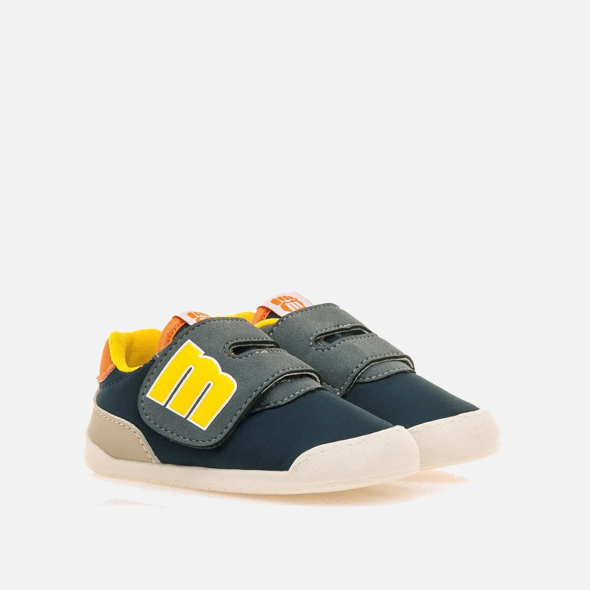 Zapatillas deportivas niño Mustang en color azul con detalles en amarillo y naranja