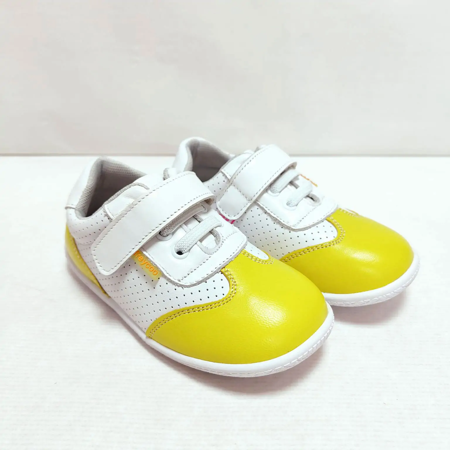 Deportiva Aritz Freycoo blanca con detalles amarillos