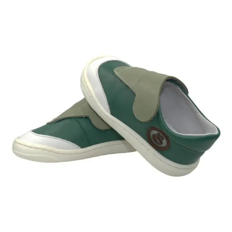 Deportiva Blandy Shoes modelo Madrid en color verde con detalles en blanco, cierre original y suela flexible, diseñada para comodidad y desarrollo natural del pie infantil.