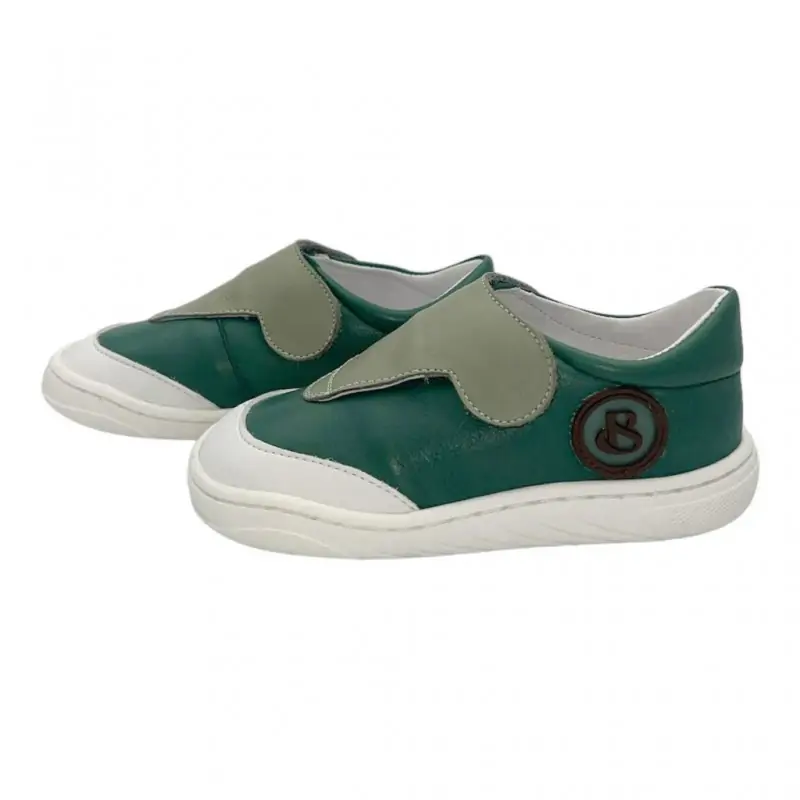 Deportiva respetuosa Blandy Shoes modelo Madrid en color verde, con cierre original y diseño ergonómico, ideal para el desarrollo natural del pie infantil.