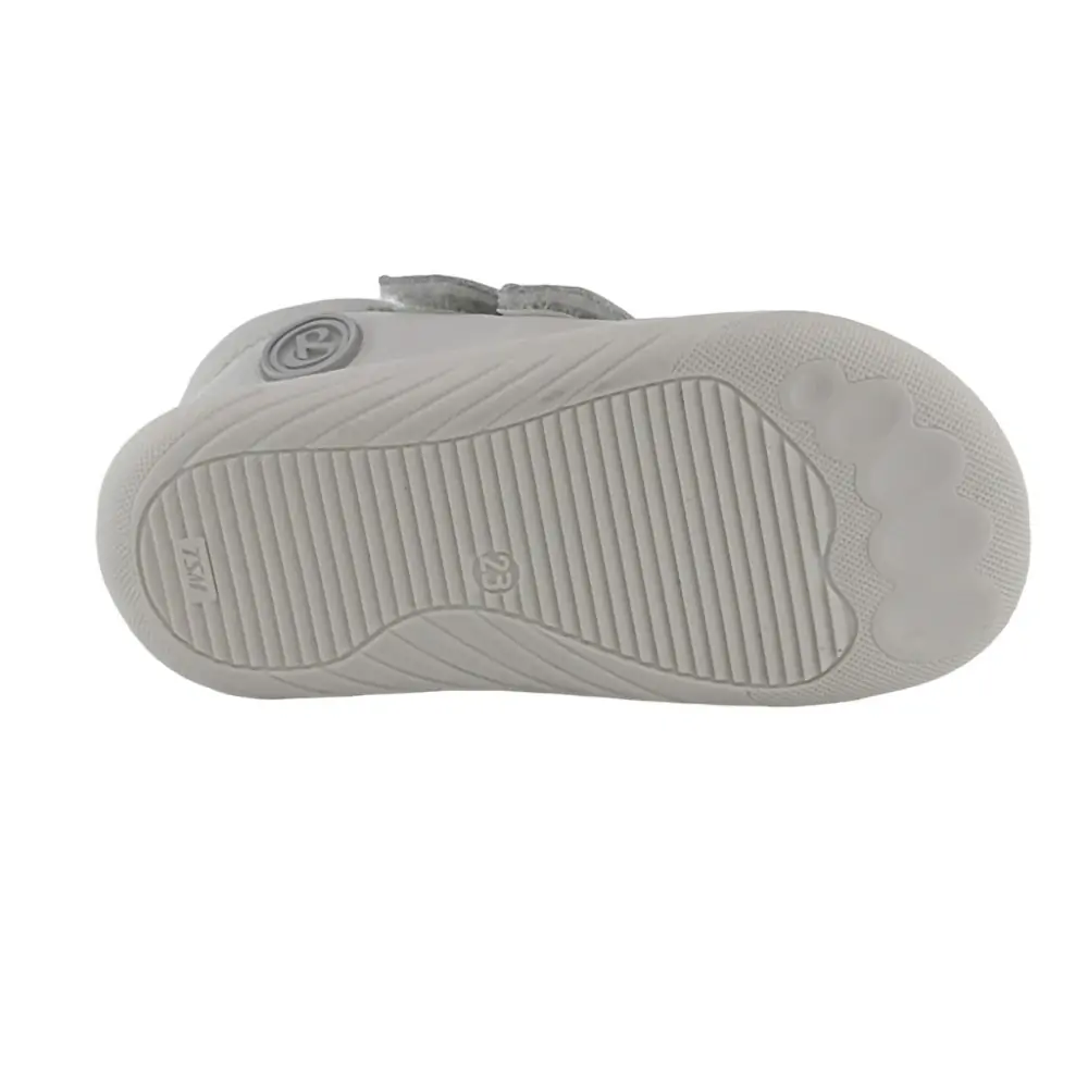 Detalle de la suela de zapatillas respetuosas niño Blandy Shoes New School en blanco
