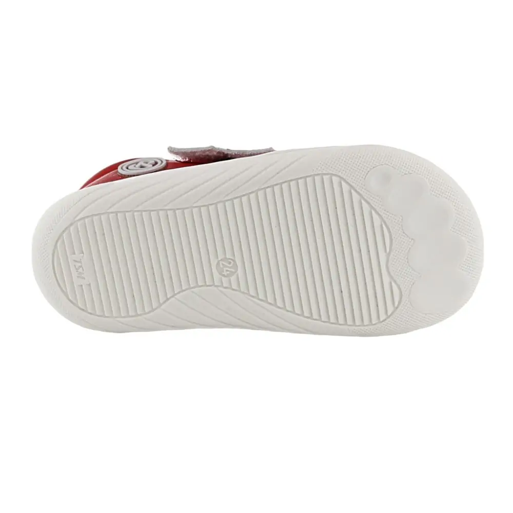 Vista frontal de la zapatilla respetuosa Blandy Shoes Valery en color rojo y blanco, con tres cierres de velcro para mayor ajuste y comodidad.