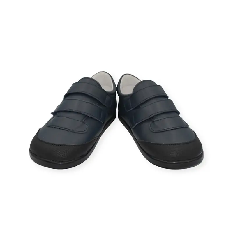 Vista frontal de zapatos respetuosos niño Blandy New School Navy con cierre velcro