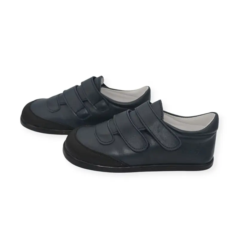 Vista lateral de zapatos respetuosos niño Blandy New School Navy en azul marino