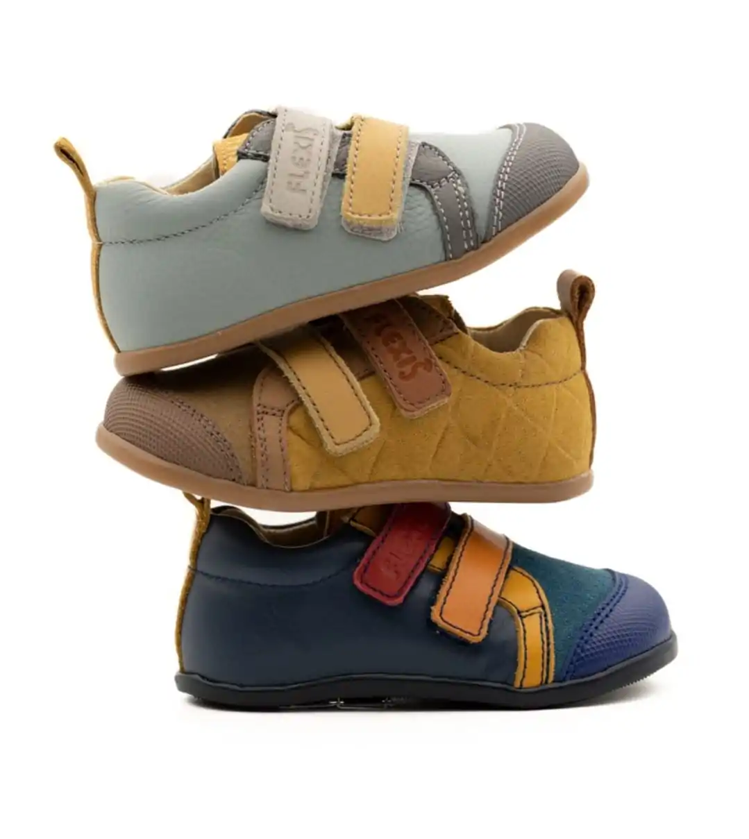 Deportivas respetuosas Flexinens modelo 152 con suela Hilda, disponibles en colores azul, amarillo y verde agua. Diseño ergonómico y cómodo para los pies infantiles.