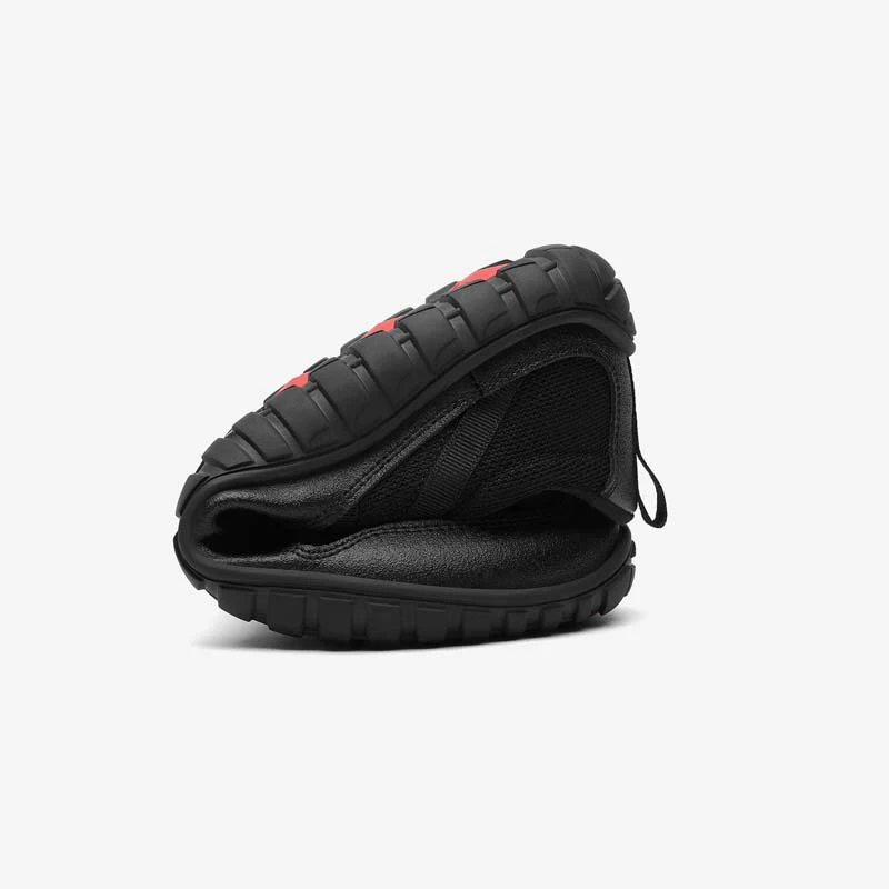 Deportiva Saguaro Negro Forestep Ⅰ, deportiva barefoot adulto en color negro, mostrando la flexibilidad de la suela.