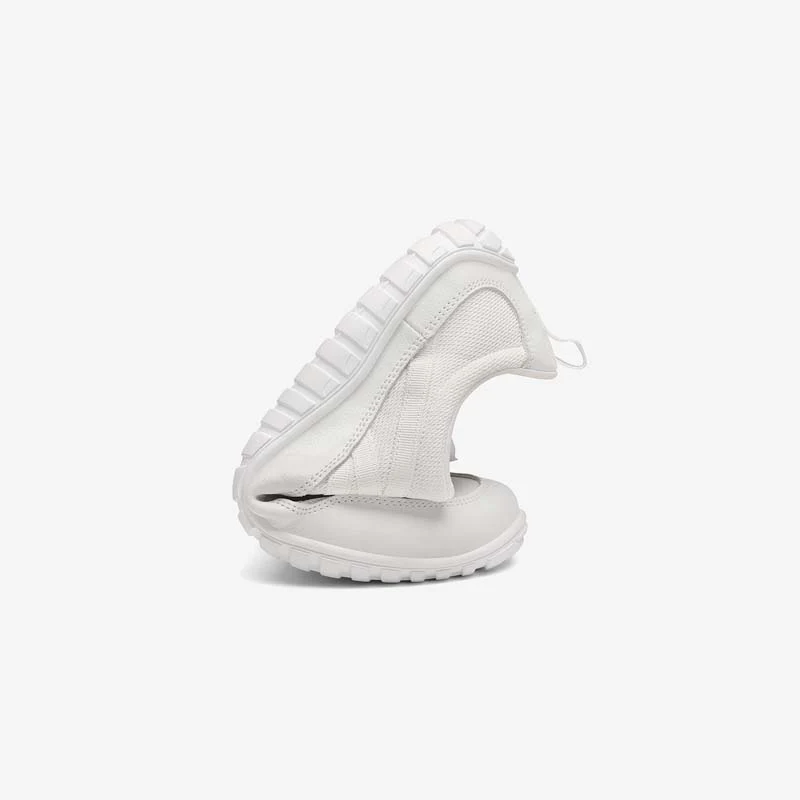 Deportiva Saguaro Blanco Forestep Ⅰ, deportiva barefoot adulto en color blanco, mostrando la flexibilidad de la suela.