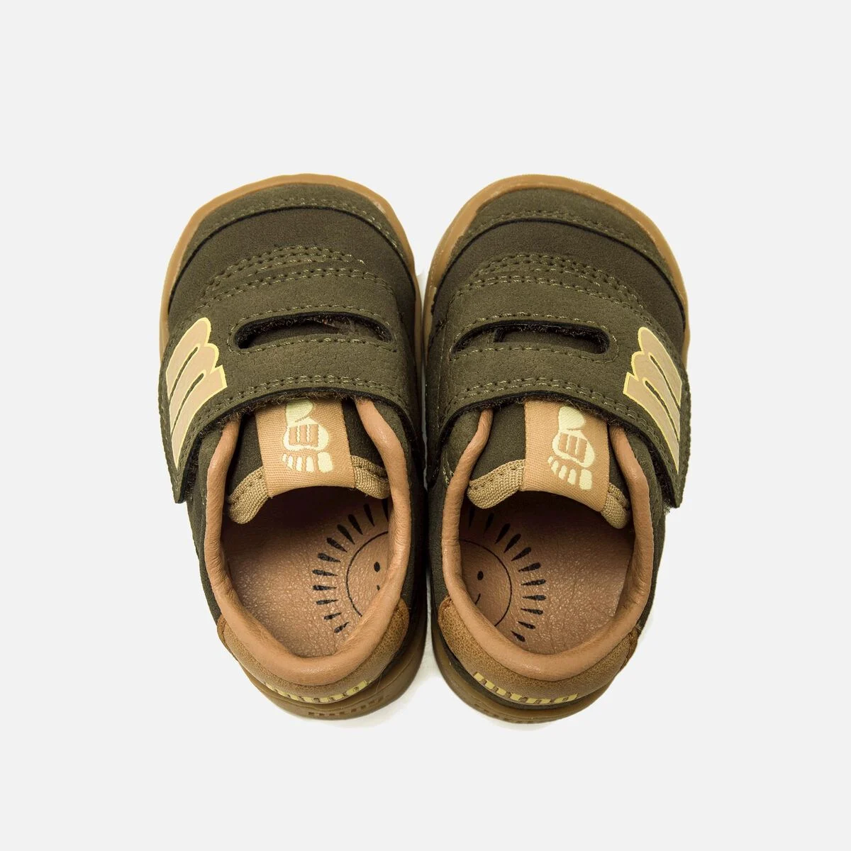 Interior con plantilla ergonómica de zapatillas respetuosas niño