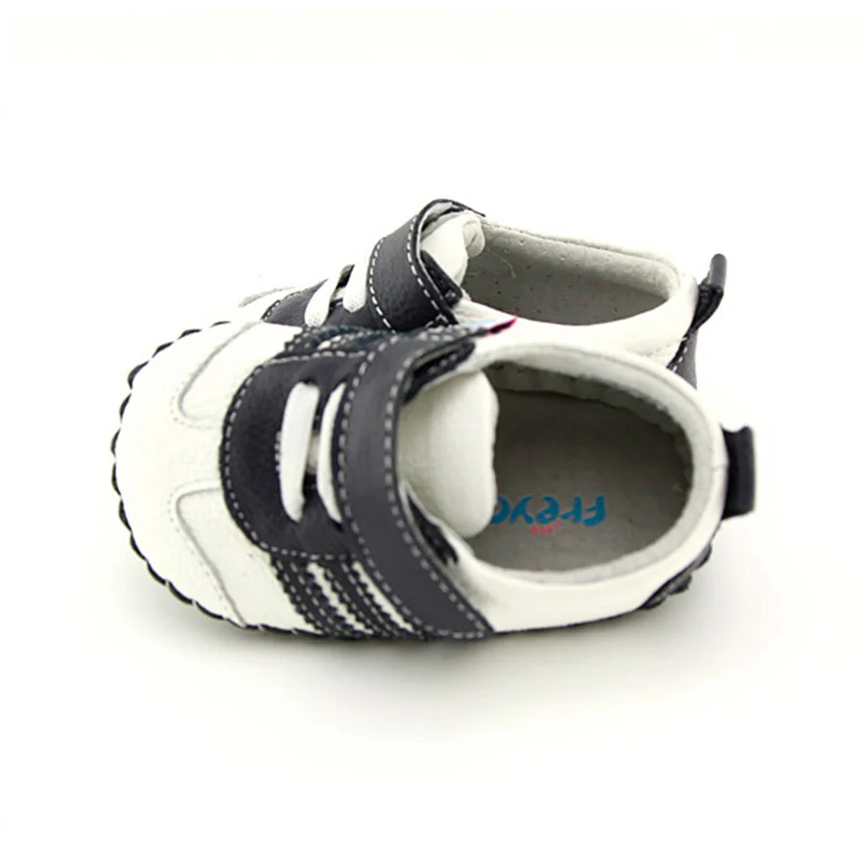 Vista superior de zapatillas respetuosas bebé Freycoo blancas de piel con cierre ajustable.