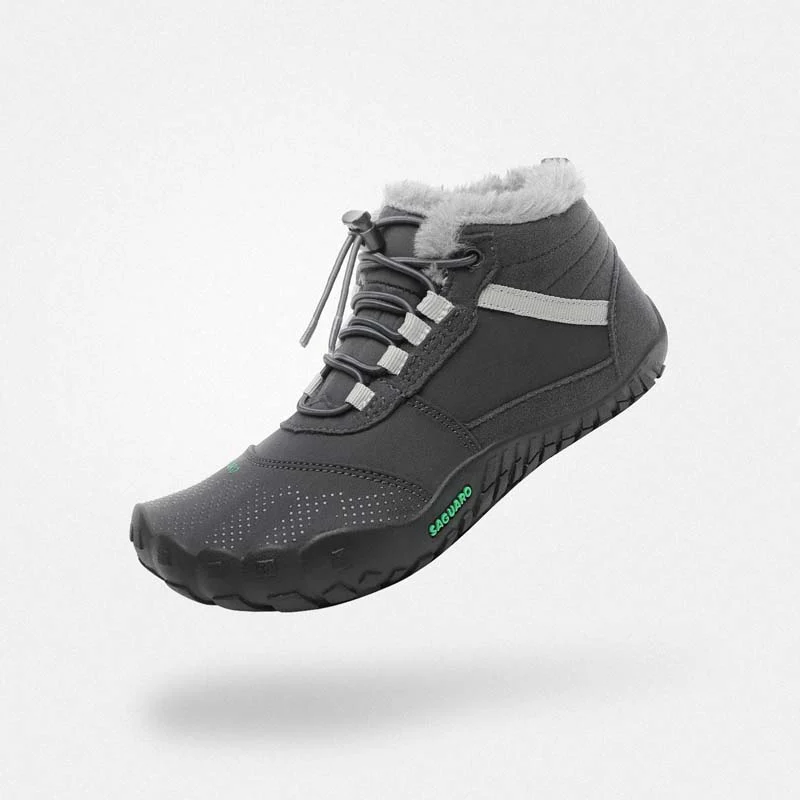 Bota deportiva respetuosa modelo Will I en color gris oscuro, diseñada para niños, con interior cálido de felpa, ajuste con cordones y suela flexible para mayor comodidad y movimiento natural.