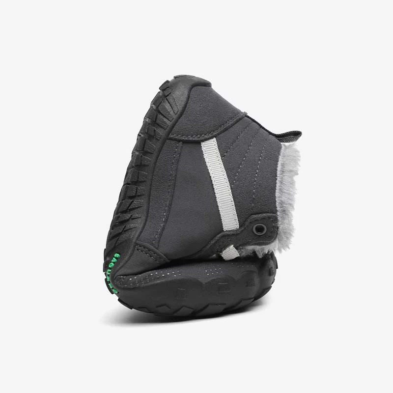 Demostración de la flexibilidad de la bota deportiva respetuosa Saguaro modelo Will I en gris oscuro, ideal para un movimiento natural y máximo confort.